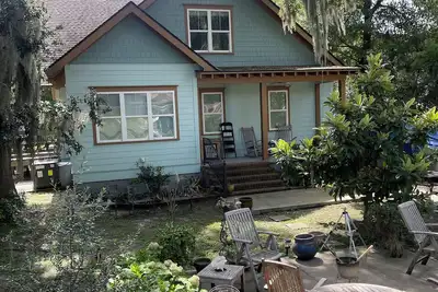 Image de The Louis Street Cottage in charming Thunderbolt Georgia.