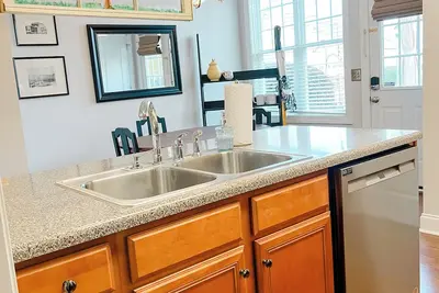 Image de Charming 2-bedroom 1. 5 bathroom house in downtown Greenville [30 Night Minimum]