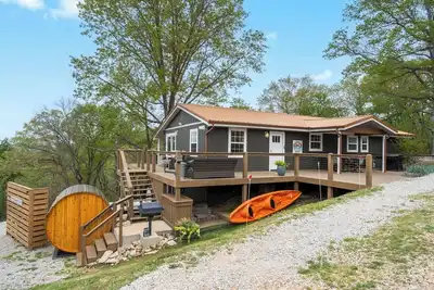 Image de The Breakaway at Table Rock- Sauna, Hot Tub, Kayak, Full Upper and Lower Porches
