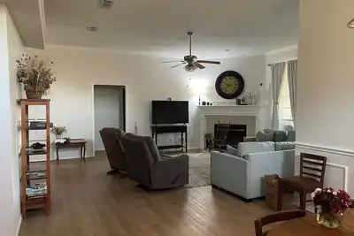 Image de Comfortable, Fully furnished 3 Bedroom Home on Burleson Cul-De-Sac