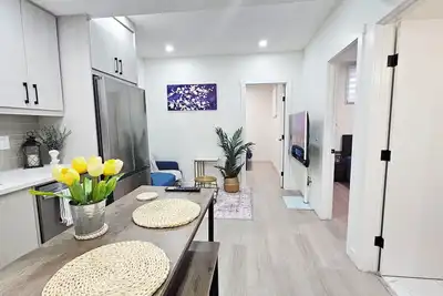 Image de Unbeatable Location:\n🚶‍♀️4 min walk: Costco, Walmart & East Hills Shopping Mall