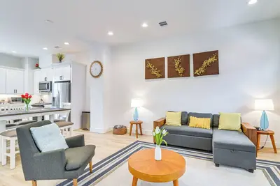 Image de 2 Mi to Museum District: Modern Houston Townhome