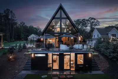 Image de Modern Lakefront Retreat - Luxury Design, Family-Friendly, Dock & Fire Pit