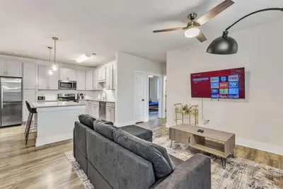 Image de Luxe King 3br Suite Mins to Downtown Durham!