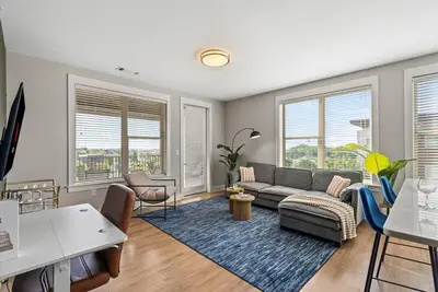 Image de Luxe King 3br Suite in Waverly Charlotte!