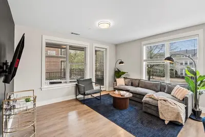 Image de Luxe King 3br Suite in Waverly Charlotte!