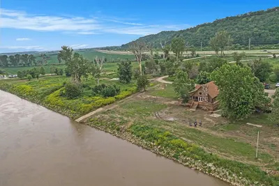 Image de Relaxing River Cabin just across from Downtown Omaha!