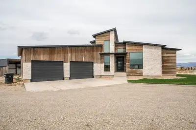 Image de Expansive Basement Suite w/ Horses and Arena