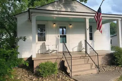 Image de The Woodland Cottage charming 2 bedoom one bath with deck on back, covered front