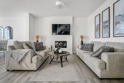 Image de Spacious 4br | A/C, Parking, Yard & Garage | Yyc