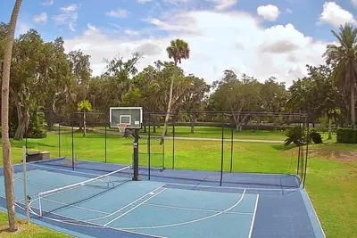 Image de 2-bedrooms 2-baths with Pickle Ball, Tennis, Batting Cage, Basketball, & Pool.