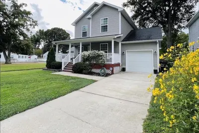 Image de A 3-Bedroom Cozy Cottage - 2 Blocks from the River