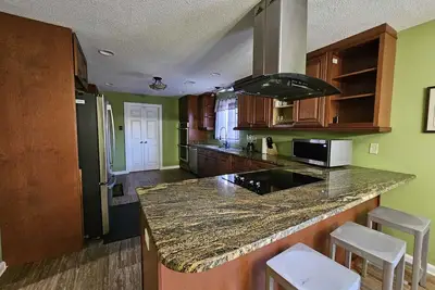 Image de Monthly Stays-6 Br with Pool  Southern Luxury- 7 Sleeping Areas Over 3, 000 Sq Ft