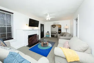 Urban Oasis: Vibrant Charm 5 Mins from Dc!