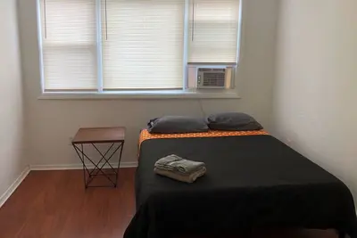 Image de Large and private apartment in convenient area sleeps up to 5 people comfortably