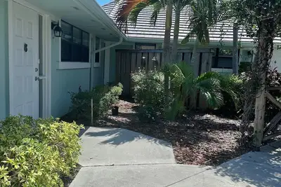 Image de One level villa. Clubhouse, pool, tennis. Barbeque on patio. Two parking spaces.