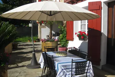 Image de Appartement 'Location Saisonnière' avec terrasse privée, jardin partagé et Wi-Fi