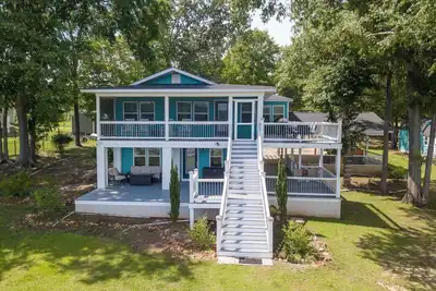 Image de Lakefront Family friendly 3-bedroom house with 2 boat slips