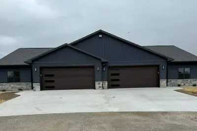 Image de Eaa brand new 3 bedroom, 2 bathroom condo ready for Eaa. Vehicle too for rent.