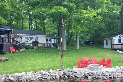Image de Welcome to The Waters Edge on Crowe Lake