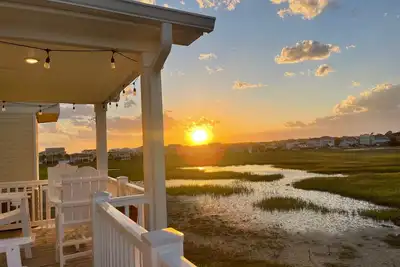 Image de \"Salty Sunsets\" is a 3 Bedroom. 3. 5 Bathroom Second Row with Marsh View