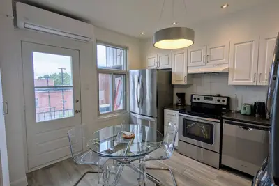 Image de Urban Getaway in Hochelaga – Bright 1br Apartment