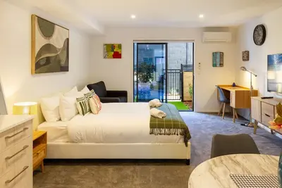 Image de Bright and New Studio Unit Walk to Town