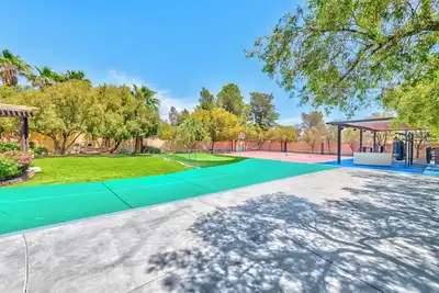 Image de 19 Beds, 10br, 14 Bath, 3/4 acre, Basketball, Pickleball, Golf, Pool & Jacuzzi