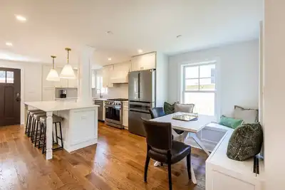 Image de Walk Everywhere From New Eastport Cape Cod with High-End finishes and Gourmet Kitchen