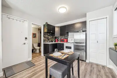 Image de Chic Inner-City Studio - Your Cozy Calgary Escape!