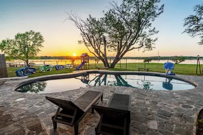 Image de Lakefront Luxe 7br 6Bath Home with Pool & Hot Tub