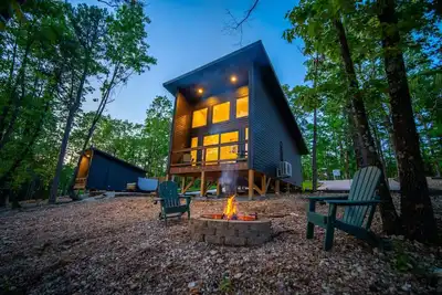 Image de 2 Cabins, Hot Tub, 3 mi to Bnr