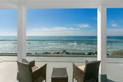 Image de Luxury Beachfront House and Guest House in Oceanside – 5br/5ba – Private Beach, Fire Pit, Walk to Pier