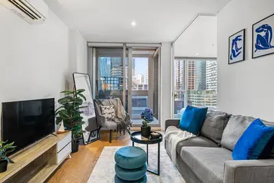 Image de Cbd Elegance | 2br Apt w/Pool, Gym & City Views