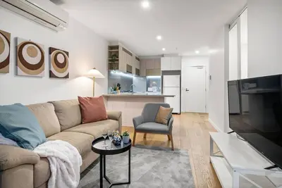 Image de Cbd Elegance Haven | 2br Apt w/Pool, Gym & Views