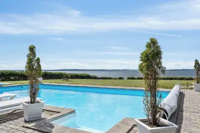 Image de Exclusive vacation home with panoramic sea views, heated pool & sauna in privacy