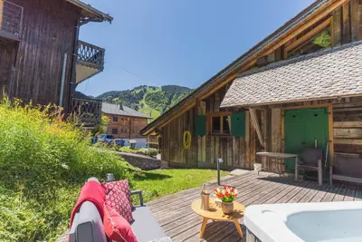 Image de 7 ensuite-bed farmhouse chalet in Morzine centre with sauna, hot tub & parking
