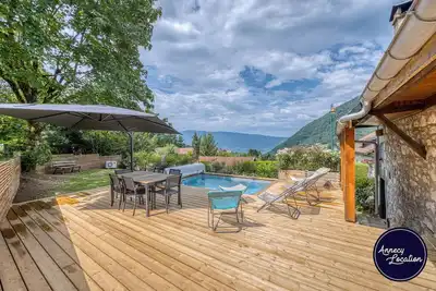 Image de 🏡 Charmant chalet avec piscine – Entre lac et montagne à Bluffy