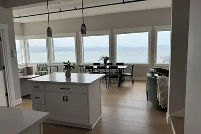 Image de Pier 11-Vista…. 2nd Story Apartment with Panoramic views of the Columbia River!