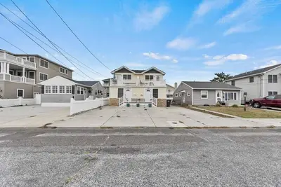 Image de This house is a 3 bedroom(s), 1. 5 bathrooms, located in Brigantine, Nj.