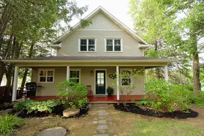 Image de Bord du lac Miroir et Spa | À Fleur D'eau