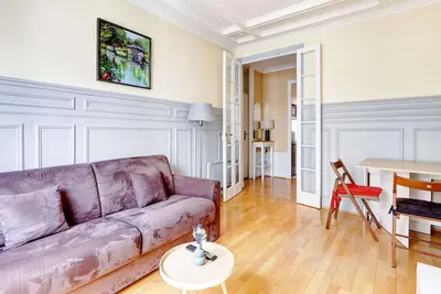 Image de Bm-Evasion parisienne a cote de la Tour Eiffel