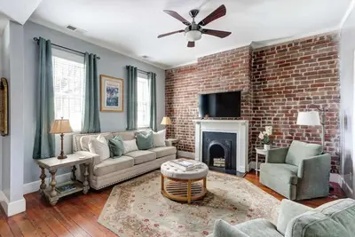 Image de Maison Bleue: Historic Elegance w/ Private Patio