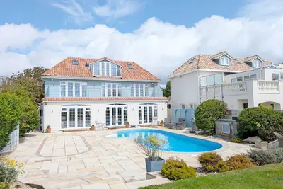 Image de The Dunes - Swimming Pool - a town house that sleeps 12 guests in 6 bedrooms