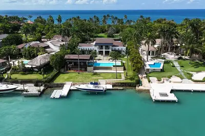 Image de Enjoy the luxury and tranquility in this spectacular villa.