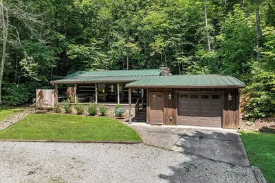 Charming 2-bedroom log cabin in Townsend with hot tub and game room