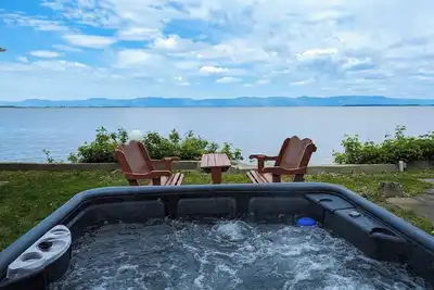 Image de Chalet Studio #5 Bord de l'eau | Spa | Foyer | Wifi