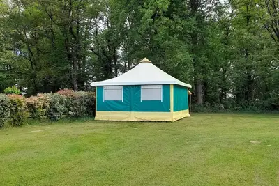 Image de Tente Pagan. \nSur terrain plat et ombragé, avec piscine. Au calme.