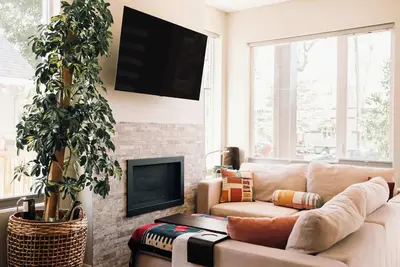 Modern Comfort w Mountain Views | Pet-Friendly 30+