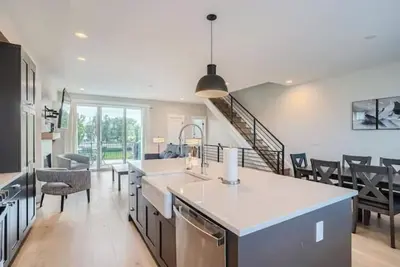 Image de Walk to Olde Town from Stylish Stay